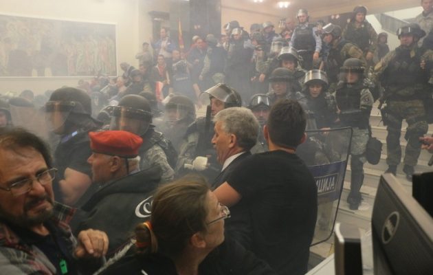 Η Ελλάδα έτοιμη εάν της ζητηθεί να συμβάλει στην αποκλιμάκωση της κρίσης στα Σκόπια