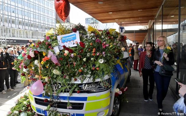 Βαρύ πένθος στη Σουηδία: Ενός λεπτού σιγή για τα θύματα της επίθεσης στη Στοκχόλμη (βίντεο)