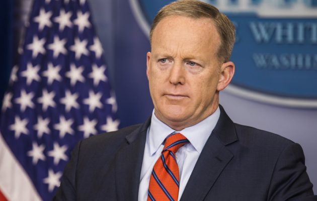 Ο εκπρόσωπος του Λευκού Οίκου έκανε σύγκριση του Άσαντ με τον Χίτλερ και ζήτησε συγγνώμη