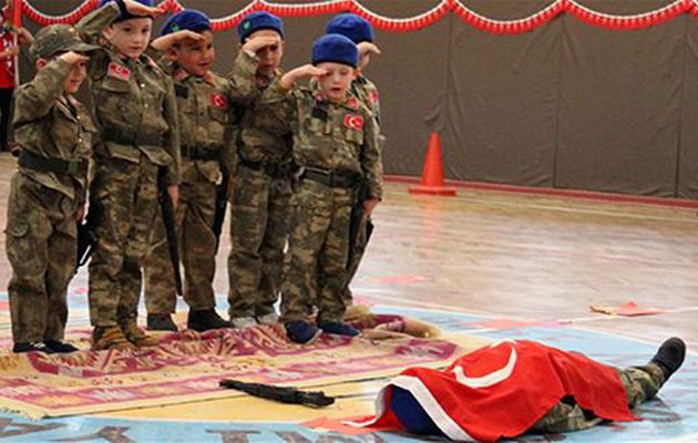 Παιδιά νηπιαγωγείου στην Καισάρεια αναπαράστησαν το αποτυχημένο πραξικόπημα