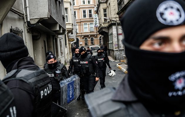 Δύο συνταγματάρχες και πιλότους αναζητεί η τουρκική αστυνομία στο Ικόνιο