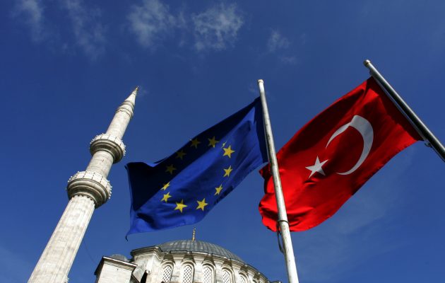 Οι Βρυξέλλες προειδοποιούν τον Ερντογάν: Κλείνει οριστικά η πόρτα της ΕΕ εάν εφαρμοστεί το νέο Σύνταγμα