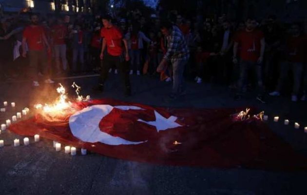 Οι Τούρκοι “απαιτούν” τη σύλληψη εκείνων που έκαψαν την τουρκική σημαία στην Αθήνα