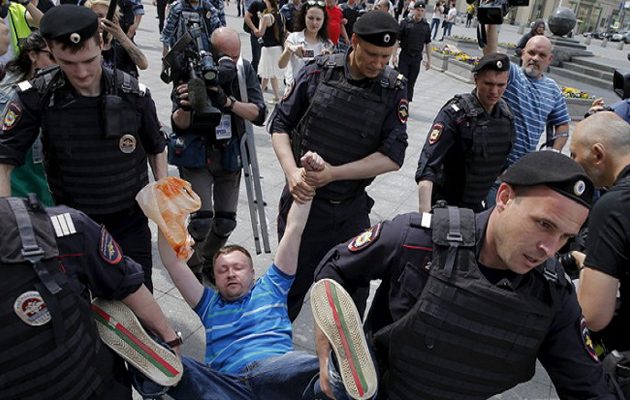 Καταγγελίες για ξύλο με ρόπαλα και ηλεκτροσόκ σε κρατούμενους ομοφυλόφιλους στη Τσετσενία