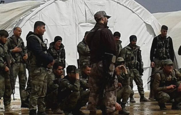 Ο τουρκικός στρατός συνέλαβε δύο “αξιωματικούς” του FSA επειδή αρνήθηκαν να υψώσουν την τουρκική σημαία