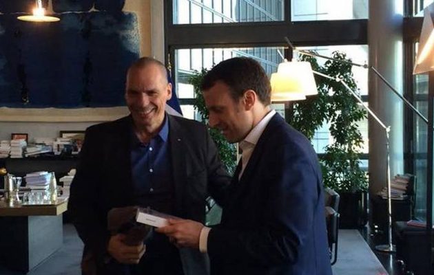 Ο Βαρουφάκης τώρα έγινε της προσκολλήσεως στον Μακρόν – Του πλέκει εγκώμια