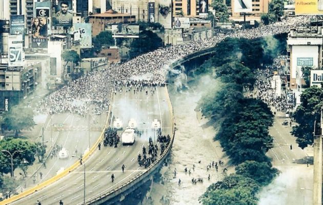 Οι ΗΠΑ “παρακολουθούν στενά” την πολιτική κατάσταση στη Βενεζουέλα