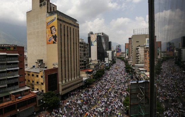 Χάος στη Βενεζουέλα: Νέες κινητοποιήσεις ετοιμάζει η αντιπολίτευση – Πάνω από 30 οι νεκροί