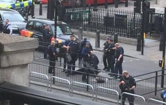 Συνελήφθη οπλισμένος άνδρας στο κέντρο του Λονδίνου