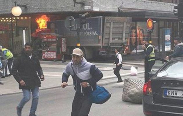 Η στιγμή που το φορτηγό παρασύρει πεζούς στη Στοκχόλμη (βίντεο)