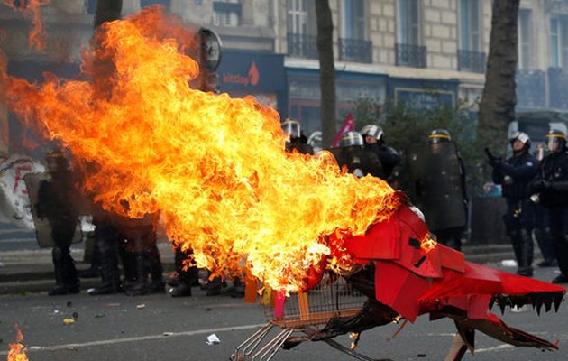 Μολότοφ και χημικά σε διαδήλωση κατά της Λεπέν στο Παρίσι (φωτο)