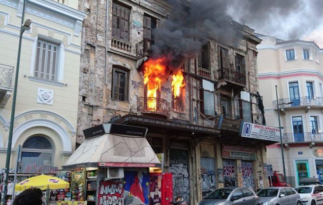 Πυρκαγιά στο Μοναστηράκι – Καίγεται ακατοίκητο οίκημα