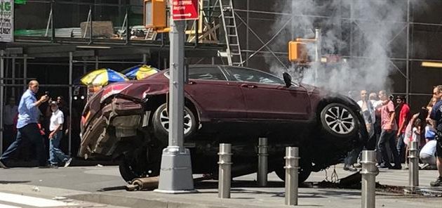Τρόμος στην Νέα Υόρκη: Αυτοκίνητο έπεσε σε πεζούς – Ένας νεκρός, δεκάδες τραυματίες (βίντεο)