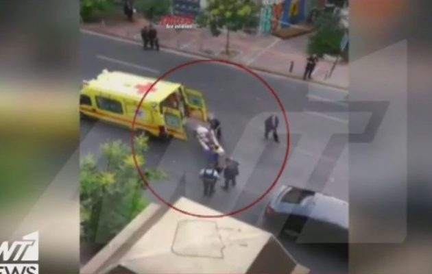 Βίντεο-ντοκουμέντο: Ο Λουκάς Παπαδήμος τραυματισμένος πάνω στο φορείο
