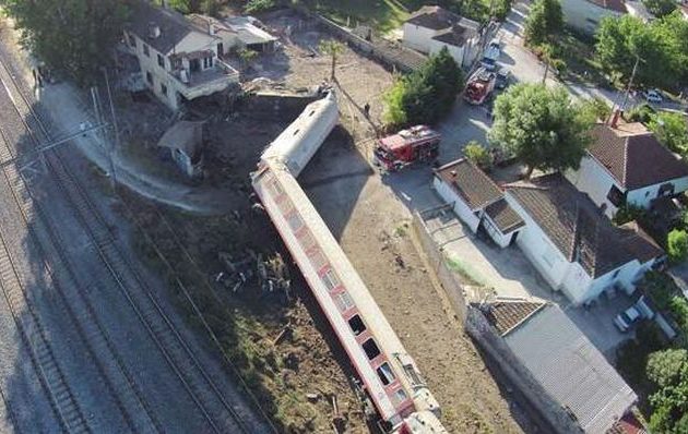 Δείτε εικόνες ΣΟΚ από ψηλά με το εκτροχιασμένο τρένο στο Άδενδρο (βίντεο)