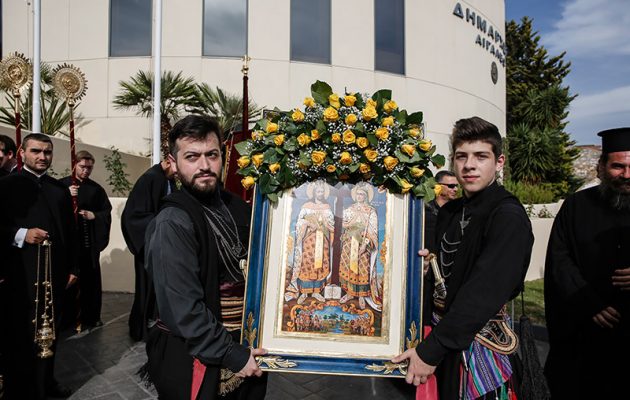 Πλήθος πιστών στην Αγία Βαρβάρα Αιγάλεω για να προσκυνήσει την Αγία Ελένη