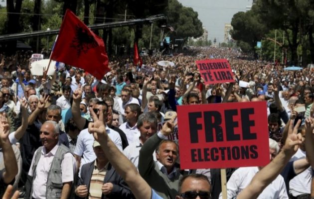 Χιλιάδες διαδηλωτές στα Τίρανα απαίτησαν “ελεύθερες εκλογές” και “νέα δημοκρατία”