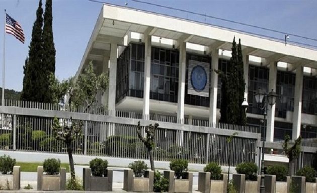 Συναγερμός για φωτοβολίδα με μικρό αλεξίπτωτο στο ύψος της Αμερικανικής Πρεσβείας