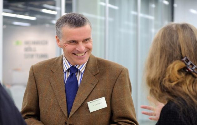 Μπάστιαν: Να επενδυθούν τα πλεονάσματα σε κοινωνικά προγράμματα αντί να εξοφλούνται οι τόκοι