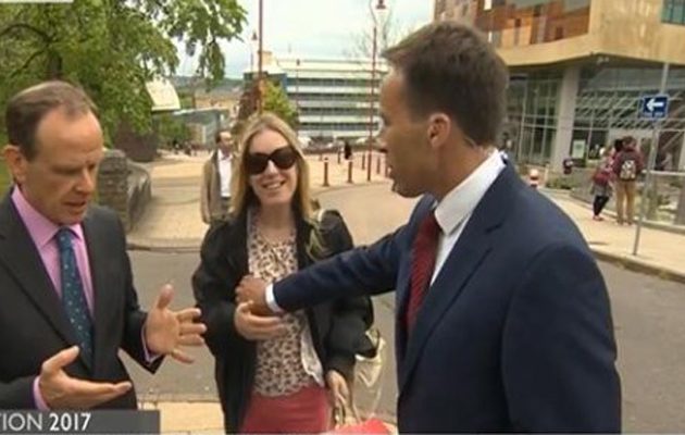 Σε ζωντανή μετάδοση ρεπόρτερ του BBC χούφτωσε το στήθος γυναίκας (βίντεο)