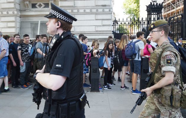 Η ασφάλεια στο επίκεντρο της προεκλογικής εκστρατείας στη Βρετανία – Πολίτης επιτέθηκε σε υπουργό