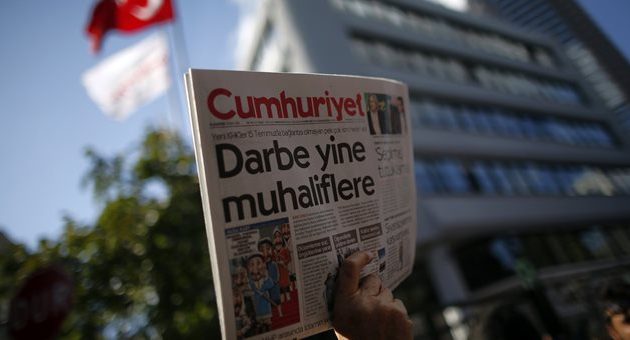 Τουρκία: Συνέλαβαν τον αρχισυντάκτη του σάιτ της Cumhuriyet