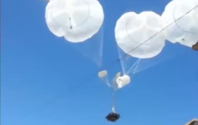 Ο στρατός της Συρίας ρίχνει εφόδια στους πολιορκημένους κατοίκους της Ντέιρ Αλ Ζουρ (βίντεο)