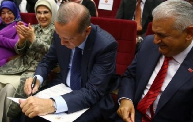 Ο Ερντογάν έγινε ξανά μέλος του ισλαμιστικού AKP – Συγκινημένες οι μαντίλες και οι “πασάδες” του