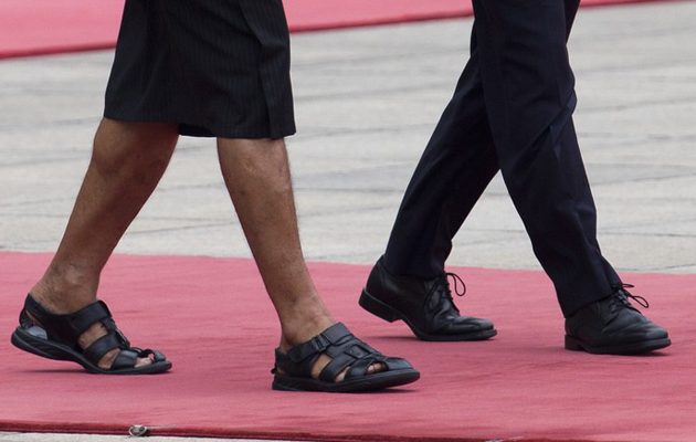 Ποιος πρωθυπουργός εμφανίστηκε με σανδάλια, φούστα και γραβάτα στο Πεκίνο (φωτο)