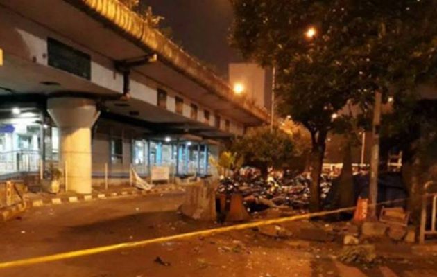 Τρεις νεκροί από διπλή βομβιστική επίθεση στη Τζακάρτα