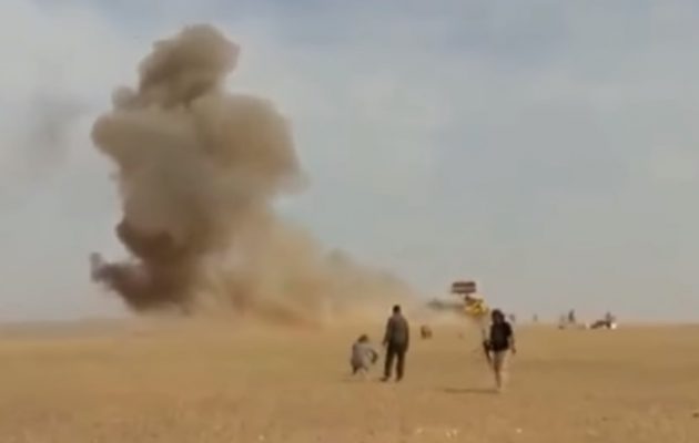 Ο Διεθνής Συνασπισμός βομβάρδισε συμμάχους του Ιρακινούς στρατιώτες στην έρημο (βίντεο)
