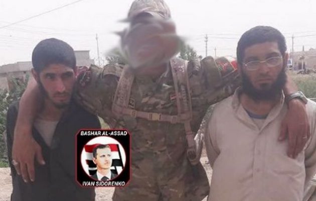 Ιρακινός στρατιώτης αγκαλιά με δύο τζιχαντιστές ρωτά το κοινό τι να τους κάνει!