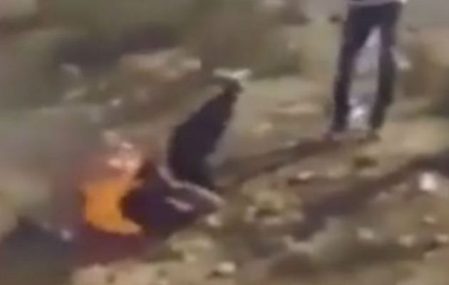 Βεδουίνοι έκαψαν ζωντανό οπλαρχηγό της οργάνωσης Ισλαμικό Κράτος στο Σινά (βίντεο)