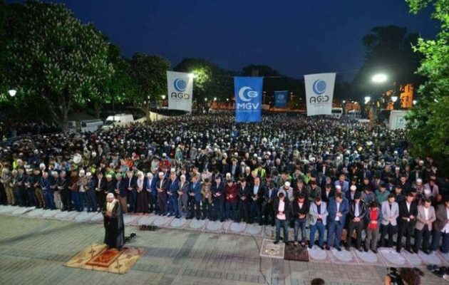 Τούρκοι ισλαμιστές προσευχήθηκαν τα ξημερώματα έξω από την Αγία Σοφία στην Πόλη