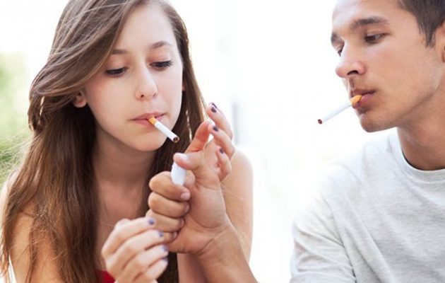 Η Βρετανία θέλει να απαγορεύσει το κάπνισμα σε εξωτερικούς χώρους