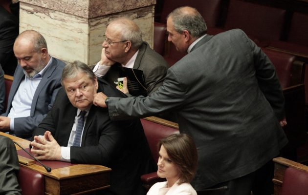 Όταν ο Καραμανλής τσίμπησε στο μάγουλο τον Βενιζέλο (φωτο)