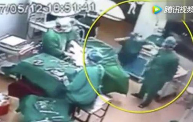Απίστευτο ξύλο μέσα σε χειρουργείο – Γιατρός πλάκωσε στο ξύλο νοσοκόμα! (βίντεο)
