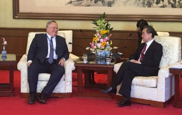 Καλύτερες από ποτέ οι σχέσεις Ελλάδας-Κίνας: Κοτζιάς και Γουάνγκ Γι βρήκαν χρόνο και τα είπαν μεταξύ τους