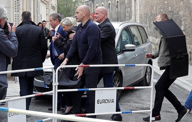 “Έκραξαν” και πέταξαν αντικείμενα στη Λεπέν: “Γύρνα πίσω τα χρήματα”