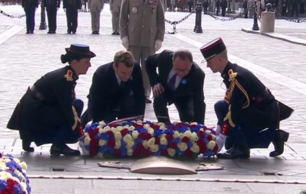 Η επίσημη “πρώτη” του Μακρόν στο πλευρό του Ολάντ σε τελετή για τον Β΄ΠΠ