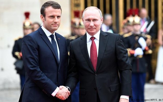 Αμφιλεγόμενη συνάντηση Μακρόν με Πούτιν – Σε τι θα προσπαθήσει να πείσει ο Γάλλος τον Ρώσο