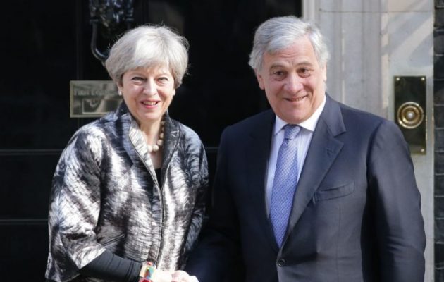 Ο Ταγιάνι απαντά στη Μέι: Η ΕΕ δεν έχει καμία ανάμιξη στις βρετανικές εκλογές