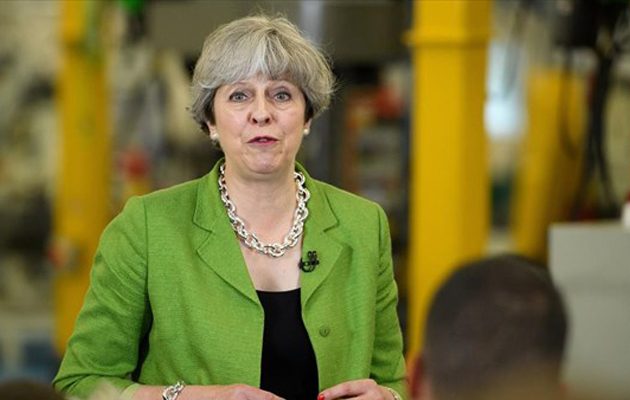 Απολογήθηκε στους βoυλευτές της η Μέι: Εγώ μας έμπλεξα σε αυτό το χάλι εγώ θα μας βγάλω