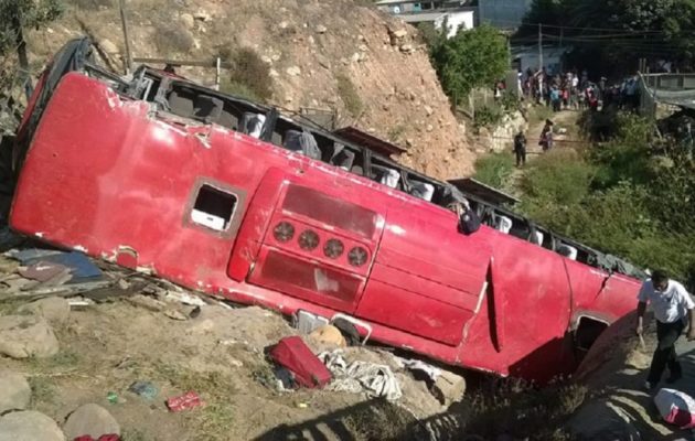 Τραγωδία στο Μεξικό: 12 νεκροί από πτώση λεωφορείου σε χαράδρα