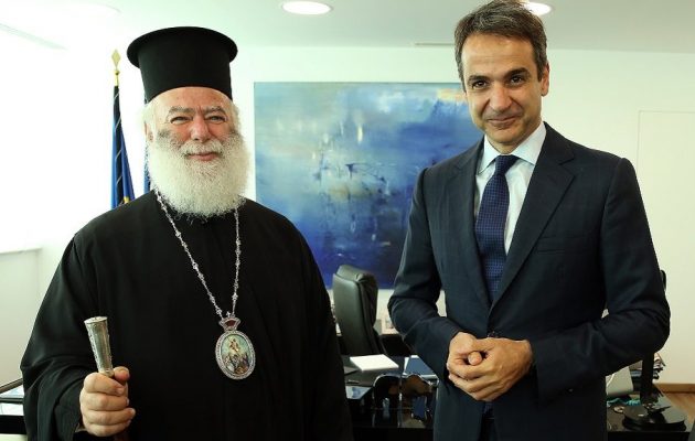 Με τον Πατριάρχη Αλεξανδρείας Θεόδωρο συναντήθηκε ο Μητσοτάκης – Τι συζήτησαν
