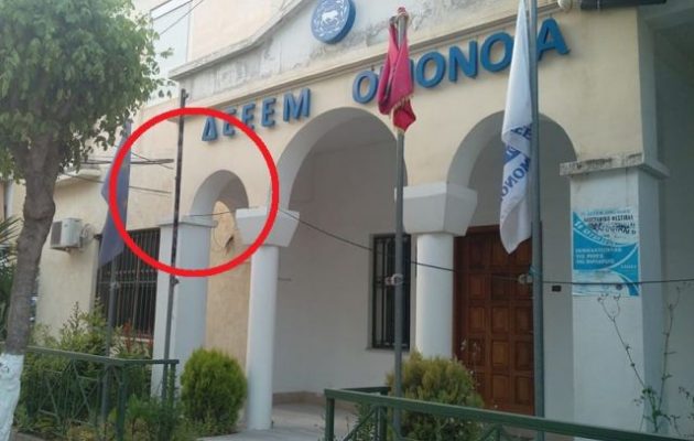 Αλβανοί εθνικιστές κατέβασαν την ελληνική σημαία στους Άγιους Σαράντα και την έκαψαν