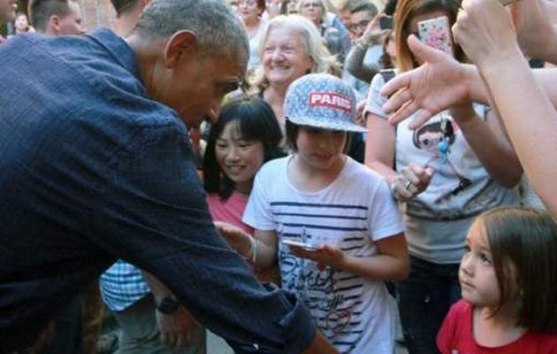 Eκδηλώσεις λατρείας για Ομπάμα στην Ιταλία: Τον φιλούσαν και τον αγκάλιαζαν (φωτο)