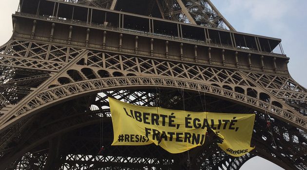 Η Greenpeace ανήρτησε στον Πύργο του Άιφελ πανό κατά της Λεπέν (βίντεο)