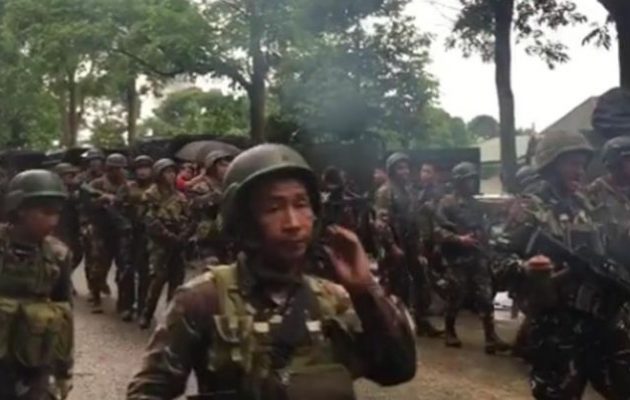 Ο στρατός των Φιλιππίνων επιτίθεται στην πόλη Μαράουι που κατέλαβε το Ισλαμικό Κράτος (φωτο)
