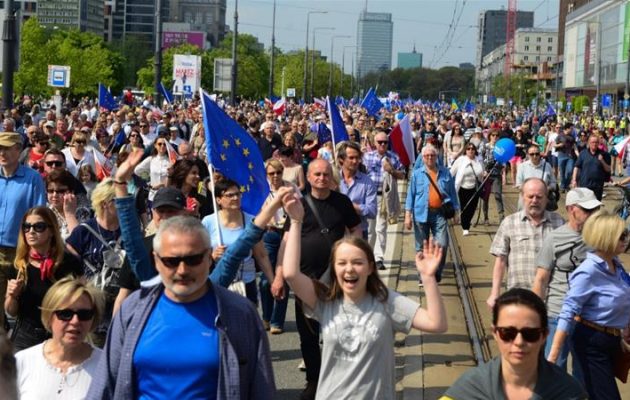 Οι “Μένουμε Ευρώπη” διαδήλωσαν στη Βαρσοβία κατά της κυβέρνησης Κατσίνσκι
